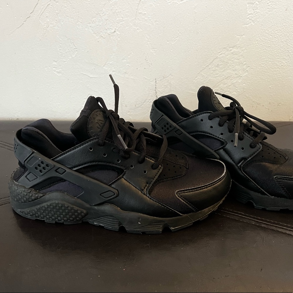 Nike Air Huaraches Women’s US 8.5
